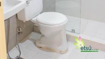 Ein Badezimmer mit Toilette, Waschbecken und einer Duschkabine.