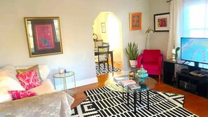 TV - Stylish boho-chic bungalow retreat downtown Durham..

 (Durham)