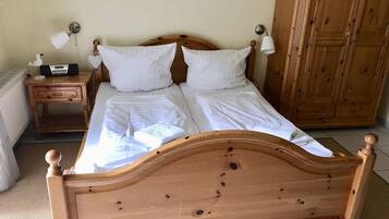 1 bedroom, travel crib, WiFi (free)