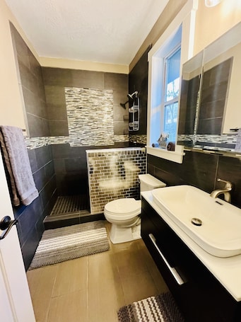 シャワー、ヘアドライヤー、タオル、石鹸. Luxury studio in the private hillside of Trail. Wi-Fi & Pet Friendly!