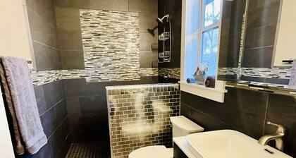 Luxury studio in the private hillside of Trail. Wi-Fi & Pet Friendly!
