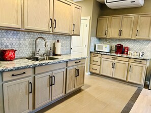 Fridge, microwave, coffee/tea maker, toaster - Luxury studio in the private hillside of Trail. Wi-Fi & Pet Friendly! (Trail)