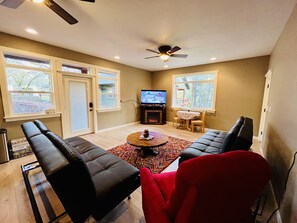 Living area - Luxury studio in the private hillside of Trail. Wi-Fi & Pet Friendly! (Trail)