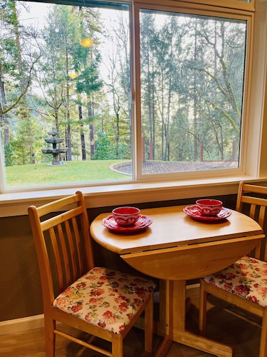 Luxury studio in the private hillside of Trail. Wi-Fi & Pet Friendly!