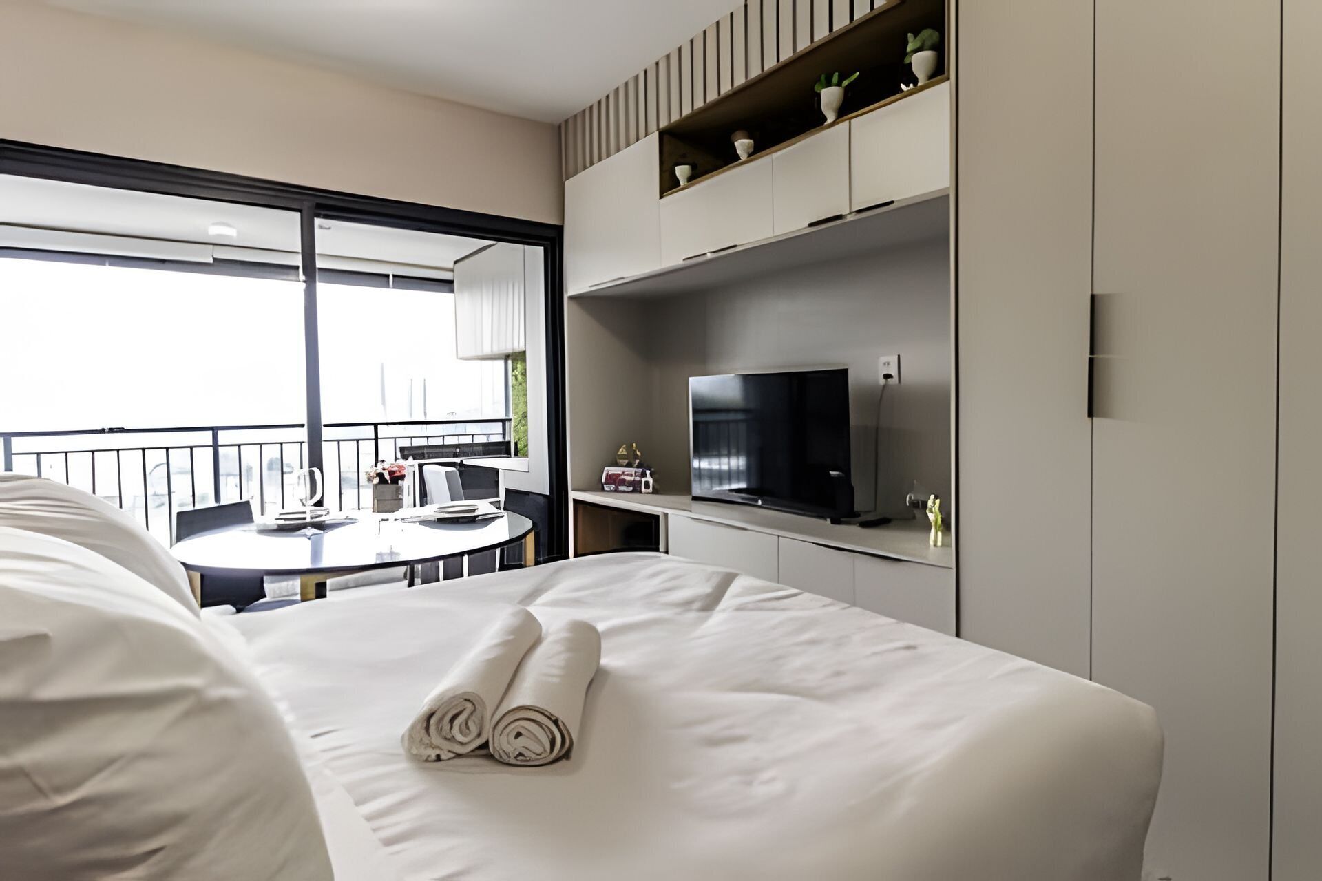 Deluxe Studio | Egyptian cotton sheets, premium bedding, individually decorated