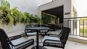 Deluxe Studio | Outdoor dining