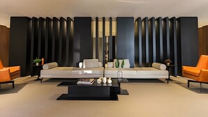 A modern living room with a large sofa, two armchairs, and a coffee table. - Trends Brooklin (São Paulo)