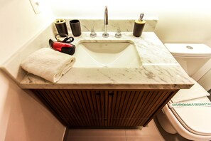 シティ アパートメント | バスルーム | シャワー、レインフォールシャワー、ヘアドライヤー、タオル