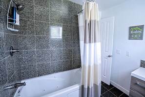 Haartrockner, Handtücher, Seife, Toilettenpapier