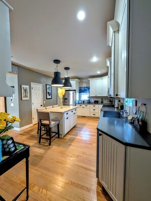 Jääkaappi, mikroaaltouuni, uuni, liesi