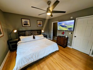 4 habitaciones, escritorio y tabla de planchar con plancha