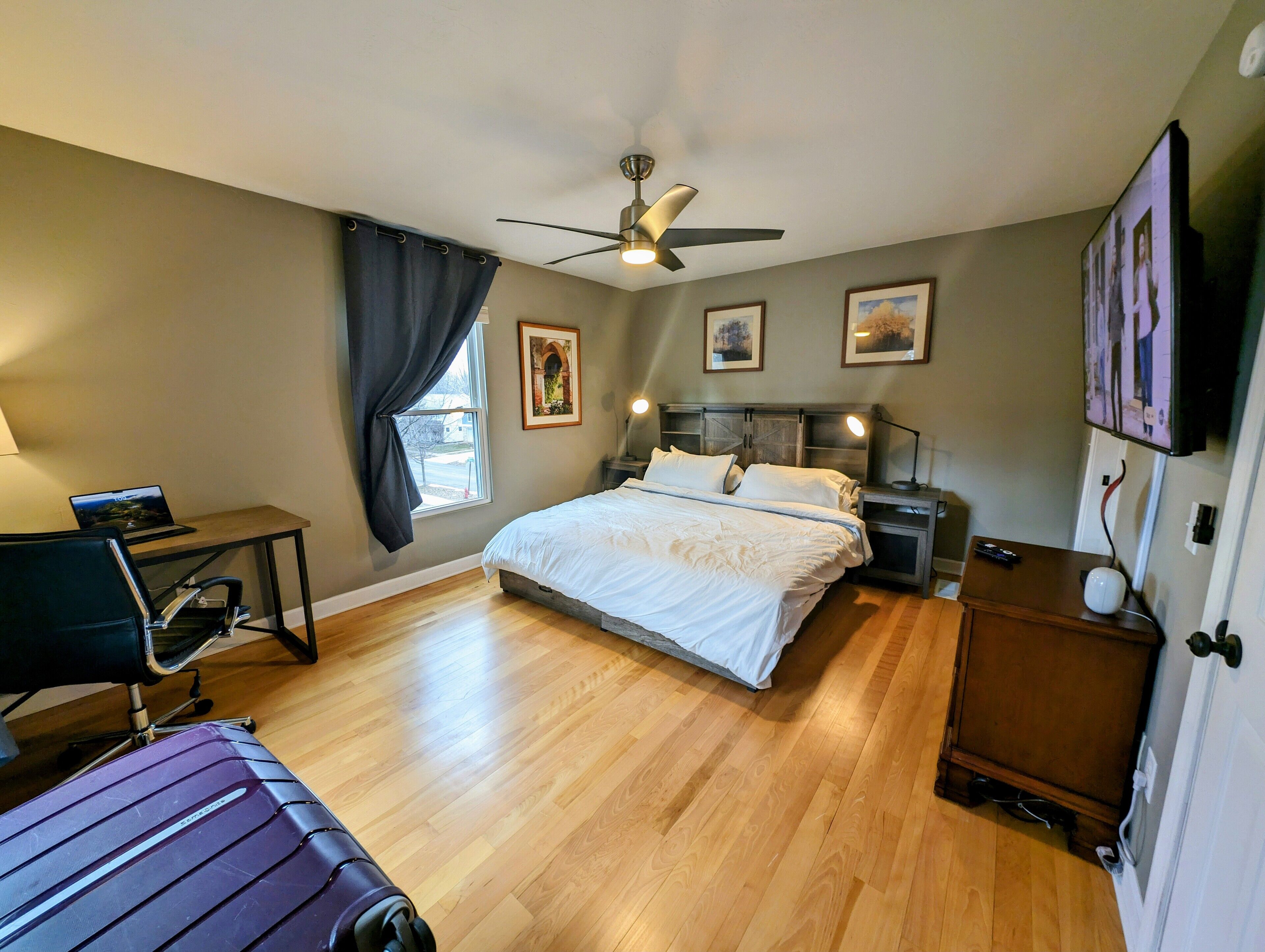 4 chambres, bureau, fer et planche à repasser, lit parapluie