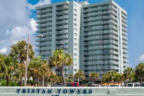 Un immeuble de grande hauteur doté de nombreux balcons, vraisemblablement un hôtel ou un complexe résidentiel, appelé « TRISTAN TOWERS ».