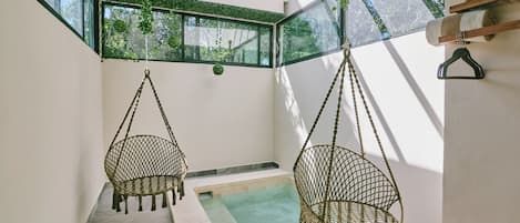Honeymoon studio suite | Badkamer | Een bad/douchecombinatie, een bubbelbad, een regendouche, een haardroger