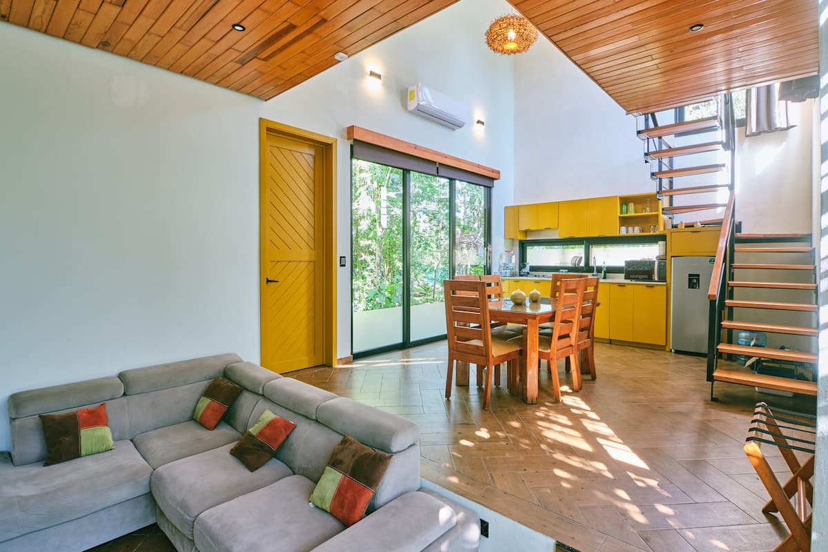 Biệt thự Premium | Khu phòng khách | TV LED 40-inch có truyền hình kỹ thuật số, Netflix, dịch vụ stream