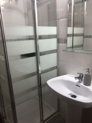 Shower, hair dryer, bidet, towels - APARTMENT CARIHUELA, TORREMOLINOS 2 min from the beach (Torremolinos)