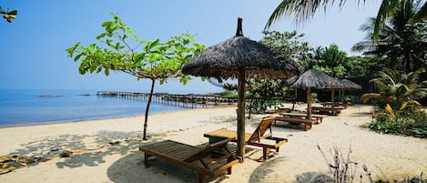 Privat strand, parasoller, strandhanddukar och strandbarer