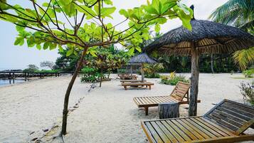 Praia particular, guarda-sóis, toalhas de praia, bar na praia