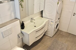 Toallas, jabón, shampoo, papel de baño