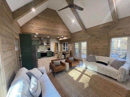 Lake Burton -brand new cabin, paddleboard, kayak, & firepit right on Dicks creek