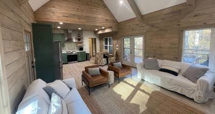 Lake Burton -brand new cabin, paddleboard, kayak, & firepit right on Dicks creek