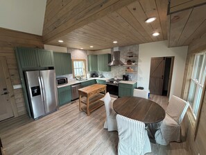 Fridge, microwave, oven, stovetop - Lake Burton -brand new cabin, paddleboard, kayak, & firepit right on Dicks creek (Clarkesville)