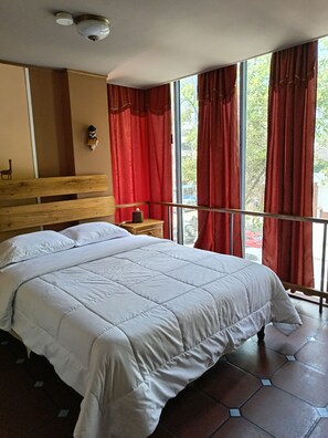 Individually decorated, individually furnished, laptop workspace - OTHELLO (Quito)