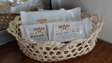 Shower, rainfall showerhead, free toiletries, towels