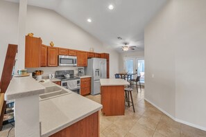 Kjøleskap, mikrobølgeovn, ovn og oppvaskmaskin