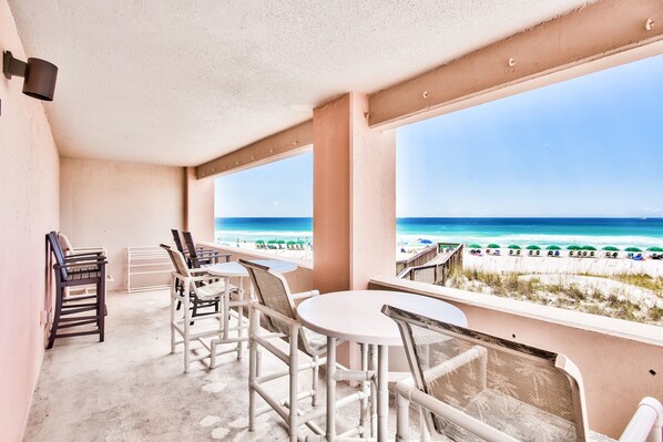 Outdoor dining - GULF VIEW DELUXE UNIT AT JETTY EAST- 1 FREE BEACH CHAIR SET UP EACH DAY OF YOUR (Destin)
