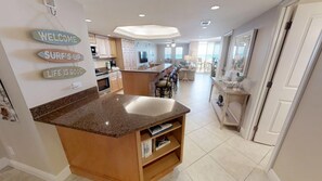 Kjøleskap, mikrobølgeovn, ovn og oppvaskmaskin