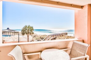 Outdoor dining - Beach Front at Jetty East! One FREE Beach Chair Setup Each Day of Your Stay! (Destin)