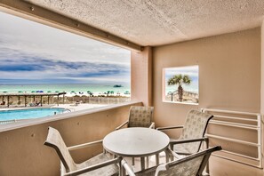 Outdoor dining - BEACH FRONT FIRST FLOOR! 1 FREE BEACH CHAIR SET UP DAILY! (Destin)