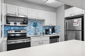 Fridge, microwave, oven, dishwasher - REMODELED 2022 BEACH FRONT! 1 FREE BEACH CHAIR SET UP DAILY! (Destin)