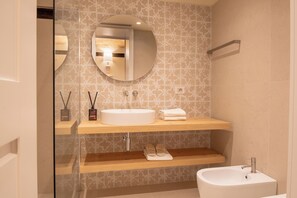 Een douche, een regendouche, gratis toiletartikelen, een haardroger