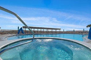 A heated pool - JETTY VIEW 3 BEDROOM! 1 FREE BEACH CHAIR SET UP DAILY! (Destin)