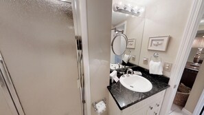 Hair dryer, towels - LIGHT, BRIGHT, UPDATED GULF FRONT! 1 FREE BEACH CHAIR SET UP DAILY! (Destin)