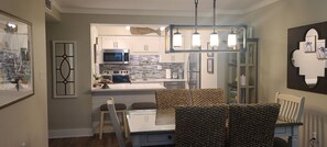 Dining - BEAUTIFULLY DECORATED BEACH FRONT! 1 FREE BEACH CHAIR SET UP DAILY! (Destin)