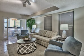 Smart TV - RECENTLY UPDATED COMFORTABLE AND SPACIOUS! STUNNING JETTY VIEWS! 1 FREE BEACH CH (Destin)