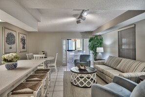 Smart TV - RECENTLY UPDATED COMFORTABLE AND SPACIOUS! STUNNING JETTY VIEWS! 1 FREE BEACH CH (Destin)