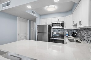 Kühlschrank, Mikrowelle, Ofen, Geschirrspüler