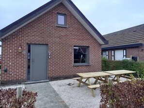 Outdoor dining - Maison du Coeur, Gezellig en Knus Huisje in Rustige Wijk op 2 km van het Strand (Koksijde)