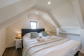 4 bedrooms, WiFi, bed sheets - Maison du Coeur, Gezellig en Knus Huisje in Rustige Wijk op 2 km van het Strand (Koksijde)