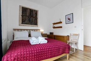 2 quartos, ferros/tábuas de passar roupa, Wi-Fi, roupa de cama