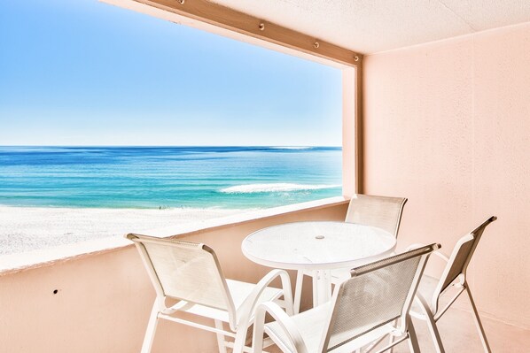 Outdoor dining - GULF VIEW AT JETTY EAST! 1 FREE BEACH CHAIR SET UP DAILY! (Destin)