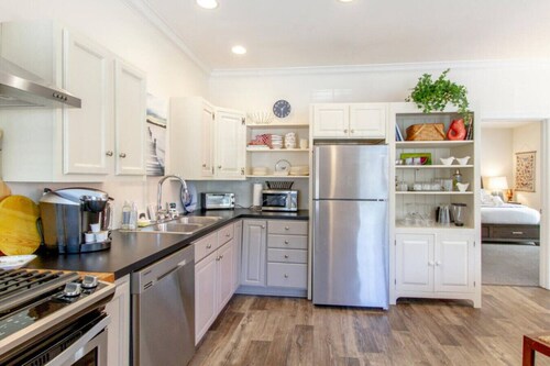 Green Hills Getaway – Shopping and Dining District