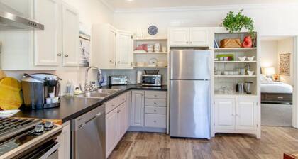 Green Hills Getaway – Shopping and Dining District