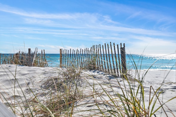 On the beach - RECENTLY RENOVATED! 1 FREE BEACH SET UP DAILY! (Destin)