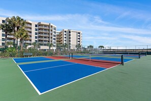 Sports court - Spacious three-bedroom unit! One free beach chair set up daily. (Destin)