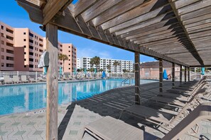 A heated pool - SUNSET JETTY VIEW! ENJOY 1 FREE BEACH CHAIR SET UP & UMBRELLA EACH DAY (Destin)